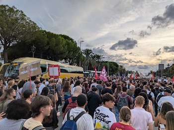 Manifestantes por la vivienda cortan la Diagonal de Barcelona a la altura del Palau de Congressos donde está Pedro Sánchez (CGT Catalunya)