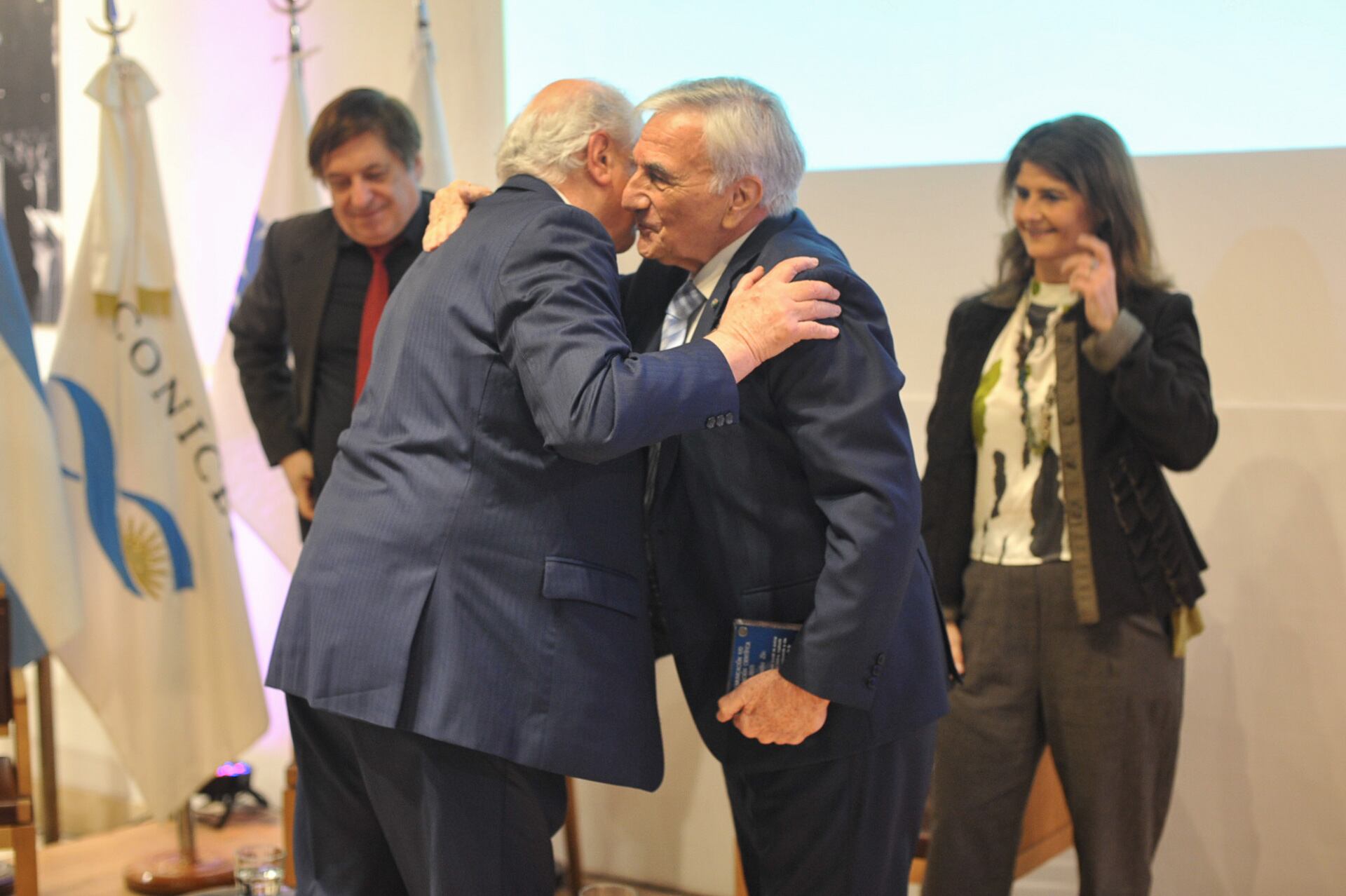 Claudio Zin recibiendo su reconocimiento por su labor en la comunicación de ciencia y salud