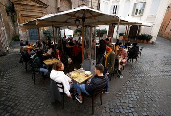 Restaurante en Trastevere después de que se aliviaron las restricciones de la enfermedad por coronavirus (COVID-19) en la región de Lazio, Roma, Italia, 1 febrero 2021.
REUTERS/Guglielmo Mangiapane