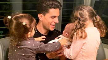 Marc Bartra junto a sus