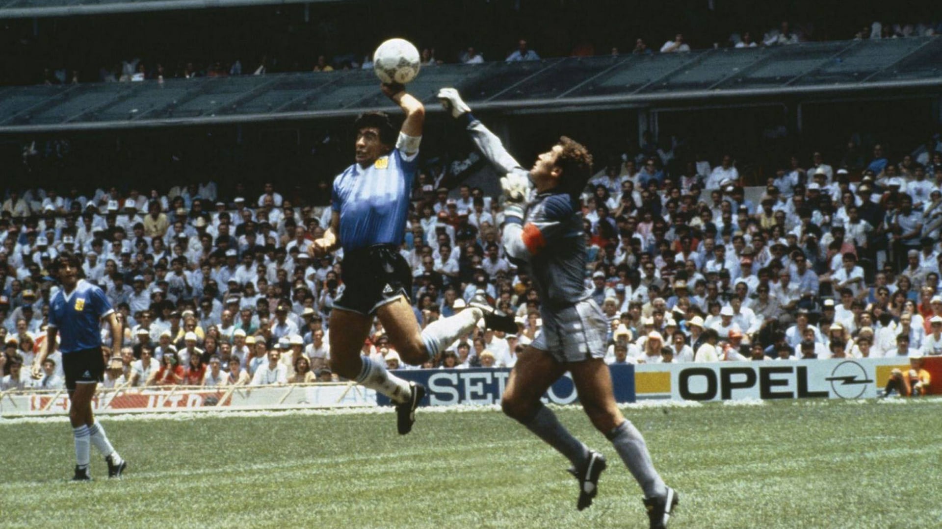 La millonaria cifra a la que se vendería la pelota que usó Maradona para sus dos goles ante Inglaterra en el Mundial 1986: cuándo será la subasta