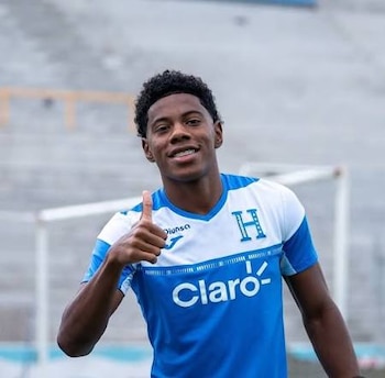 El joven artillero del Lugano de Suiza decidió priorizar su crecimiento en competencias continentales europeas antes de aceptar una transferencia importante, tras integrarse a la concentración de la Bicolor nacional para la Liga de Naciones. (Imagen de cortesía)