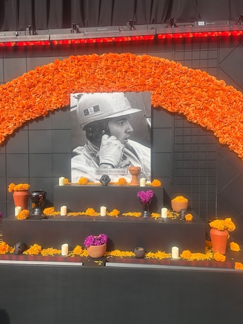 Pedro Rodríguez en la ofrenda del Día de Muertos el GP de México 2026. (Luis Mote Nava/ Néstor Hernández Molina)