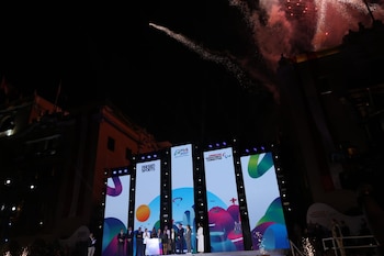 Los fuegos artificiales iluminaron la Plaza Mayor de Lima en el encendido del reloj a un año de los Juegos Panamericanos y Parapanamericanos.