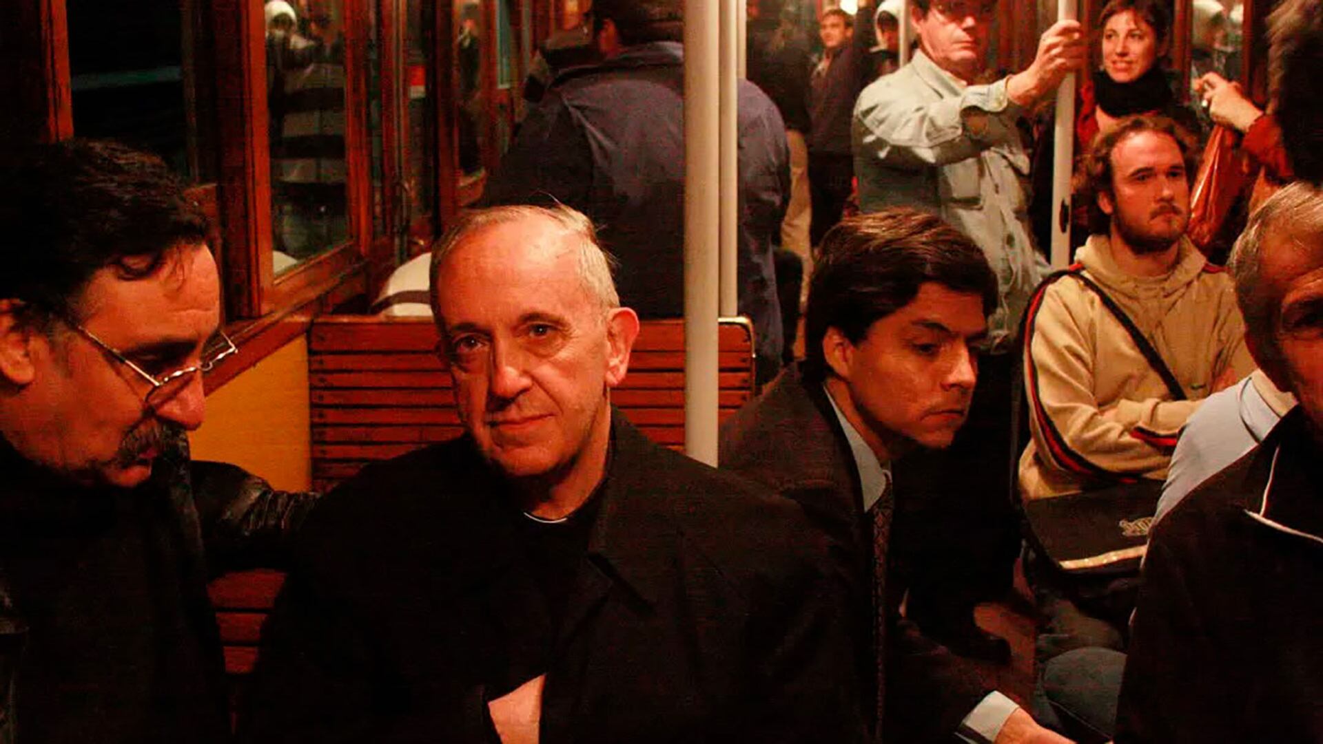 La icónica imagen de Bergoglio en el subte y, a su derecha, sentado, un por entonces joven Federico Wals