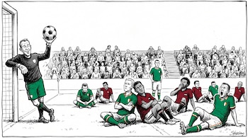 Caricatura de un partido de fútbol entre Irlanda y Egipto con jugadores pasivos sentados o de pie, un portero sonriente y aficionados aburridos en las gradas.