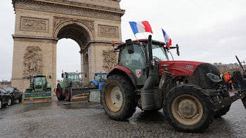 Tractorazo en París: los agricultores