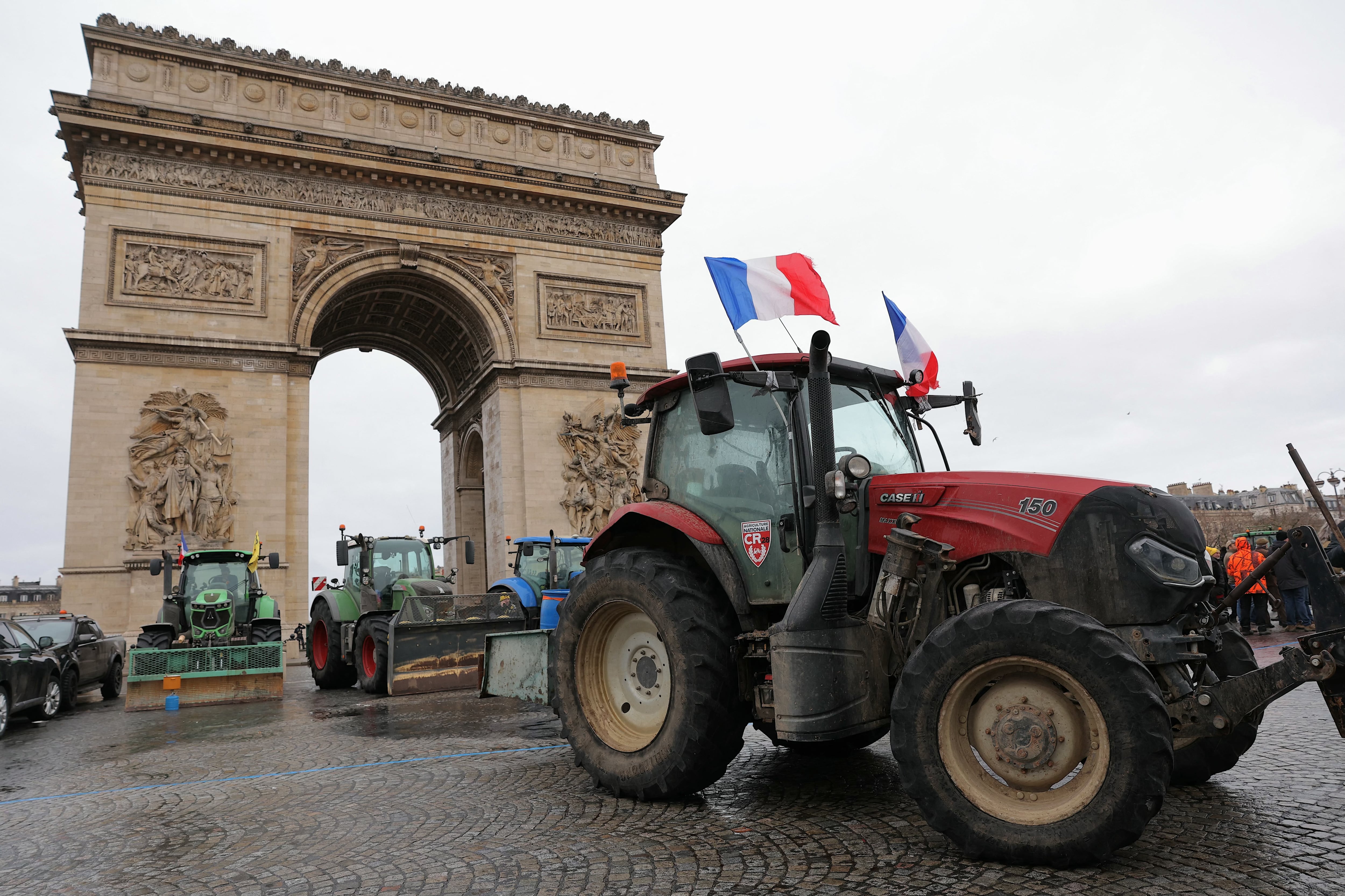 Tractorazo en París: los agricultores franceses bloquean la capital y exigen frenar el tratado con Mercosur