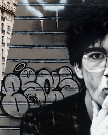 La obra de Martín Ron se inspira en la portada de “Clics Modernos” y conecta visualmente Buenos Aires con Nueva York a través del arte urbano (Instagram/ronmuralist)