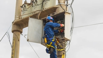 Los cortes programados responden a labores planificadas por las empresas distribuidoras, mientras que las fallas imprevistas pueden originarse por averías técnicas o daños en la infraestructura - Créditos: Andina.