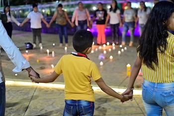 Personas se reunen para pedir