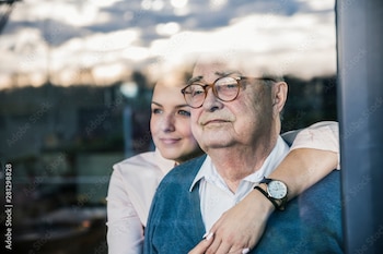 Nieta y abuelo (AdobeStock)
