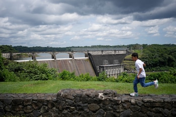 Un niño corre cerca de la represa de Madden en el Canal de Panamá, en el lago Alhajuela en Colón, Panamá. (AP Foto/Matias Delacroix)