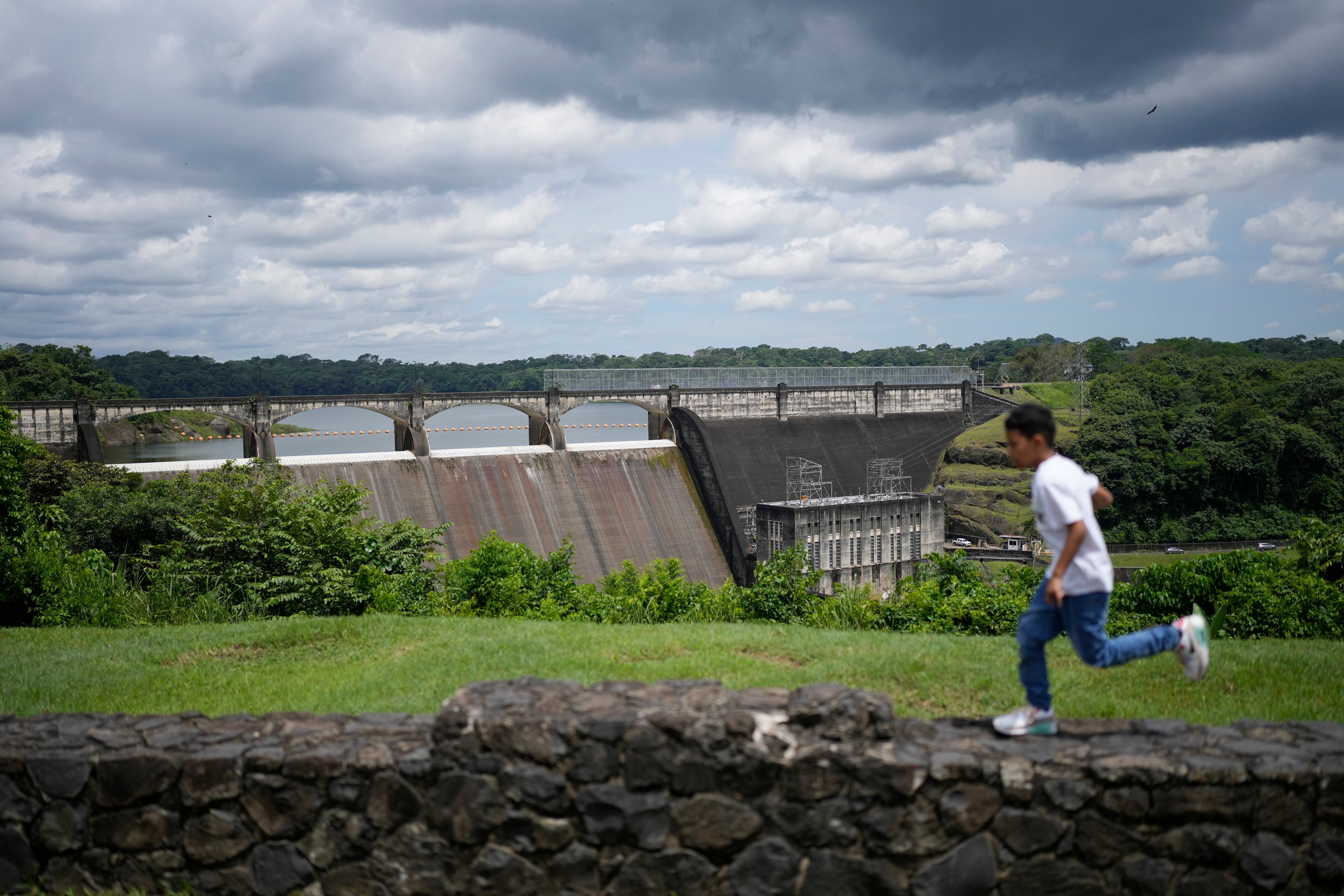 Un niño corre cerca de la represa de Madden en el Canal de Panamá, en el lago Alhajuela en Colón, Panamá. (AP Foto/Matias Delacroix)