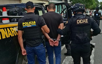 Investigadores de la unidad de Ciberdelitos y agentes antiexplosivos allanaron un inmueble en la colonia Roosevelt de la zona 11 capitalina.