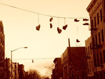 Las zapatillas colgadas en cables