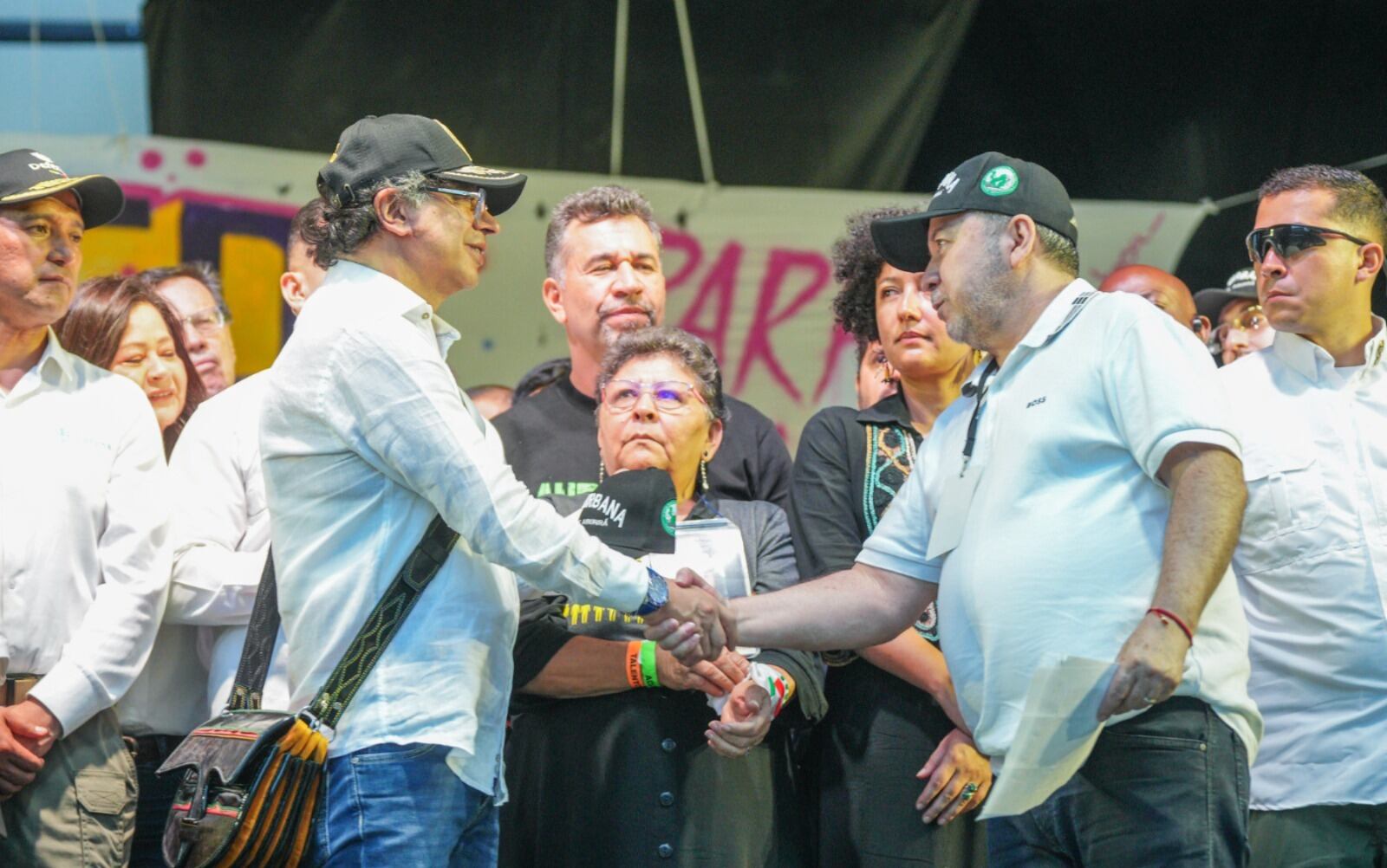 En la tarima estuvieron el presidente Gustavo Petro y algunos de los capos de la cárcel de Itagüí, trasladados desde el centro penitenciario hasta el sector de La Alpujarra - crédito Presidencia de la República