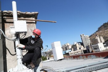 Un trabajador instala una antena