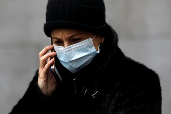 Una mujer con una mascarilla