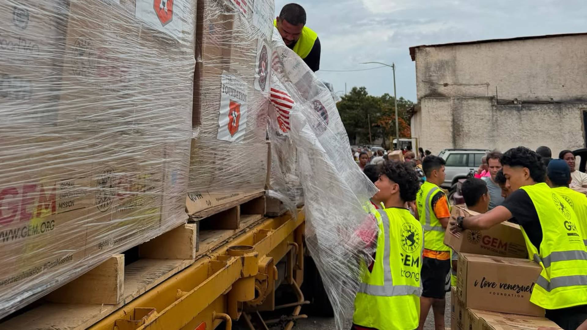 Alessandra Izaguirre se sumó como voluntaria en Doral tras los terremotos en Venezuela que afectaron a su familia en Caracas (Global Empowerment Mission)