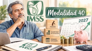 Un hombre junto a bloques de madera con texto, el logotipo del IMSS, un calendario, monedas apiladas y una alcancía con forma de cerdo.