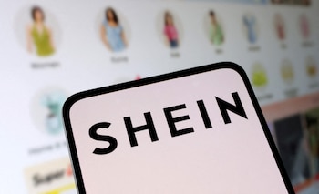 El nuevo tributo, también conocido como “impuesto de la blusa”, afectará principalmente a plataformas digitales de venta de ropa como la china Shein (REUTERS/Dado Ruvic/Archivo)