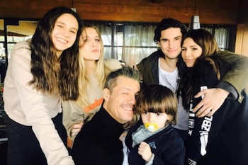 Junto a sus 5 hijos,