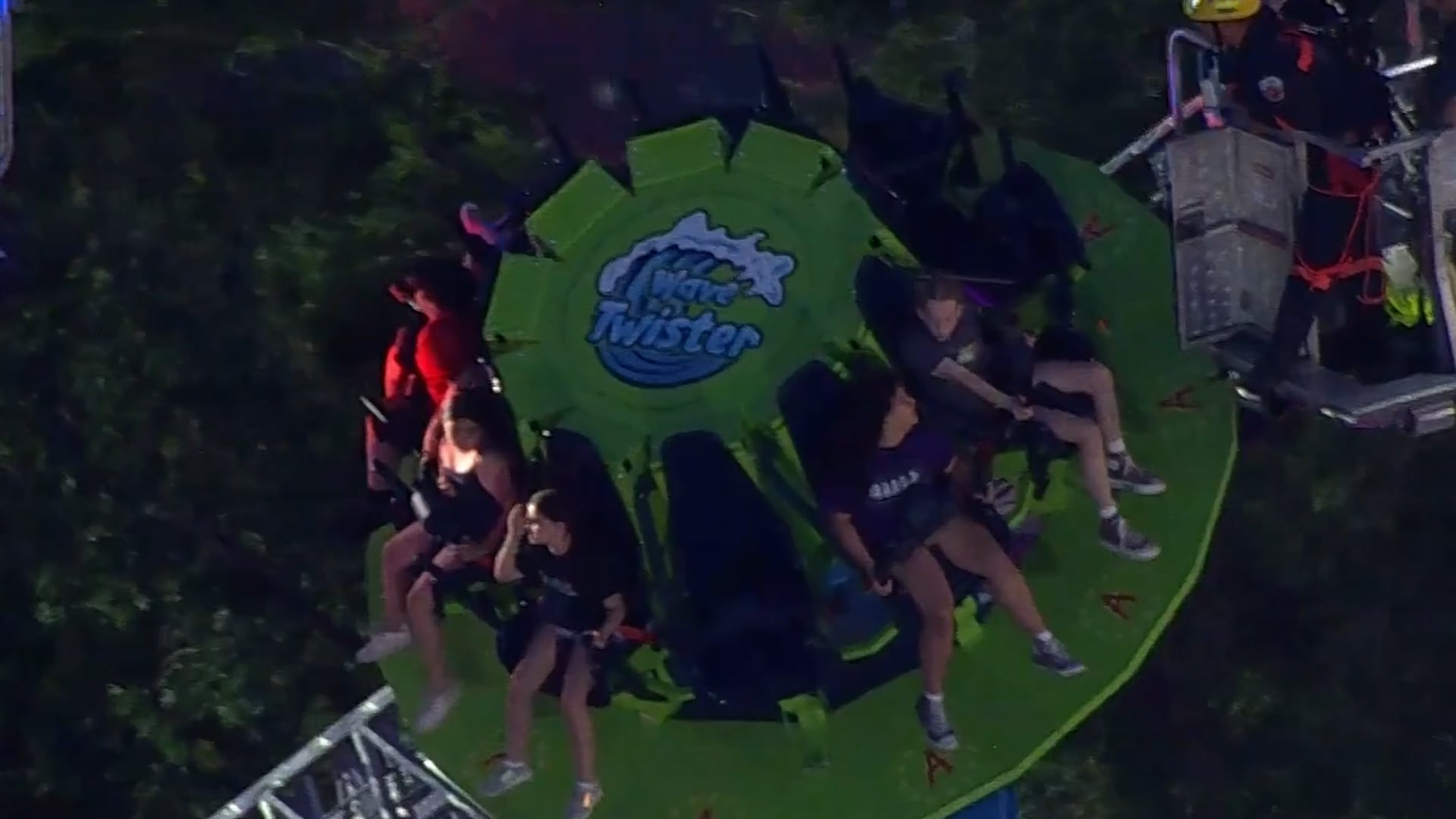 Quince niños y un adulto quedaron atrapados en la atracción Wave Twister de Adventureland, en Long Island, tras una avería ocurrida el viernes por la noche