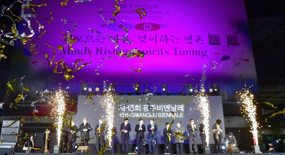 ARCHIVO: Asistentes participan en la ceremonia de apertura de la Bienal de Gwangju el 31 de marzo de 2021 en Corea del Sur entre confeti y pirotecnia de escenario. (Associated Press)