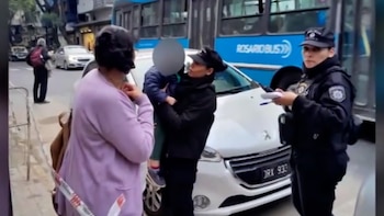 Rosario: una mujer dejó a su hijo de 3 años encerrado en el auto y tuvo que intervenir la Policía