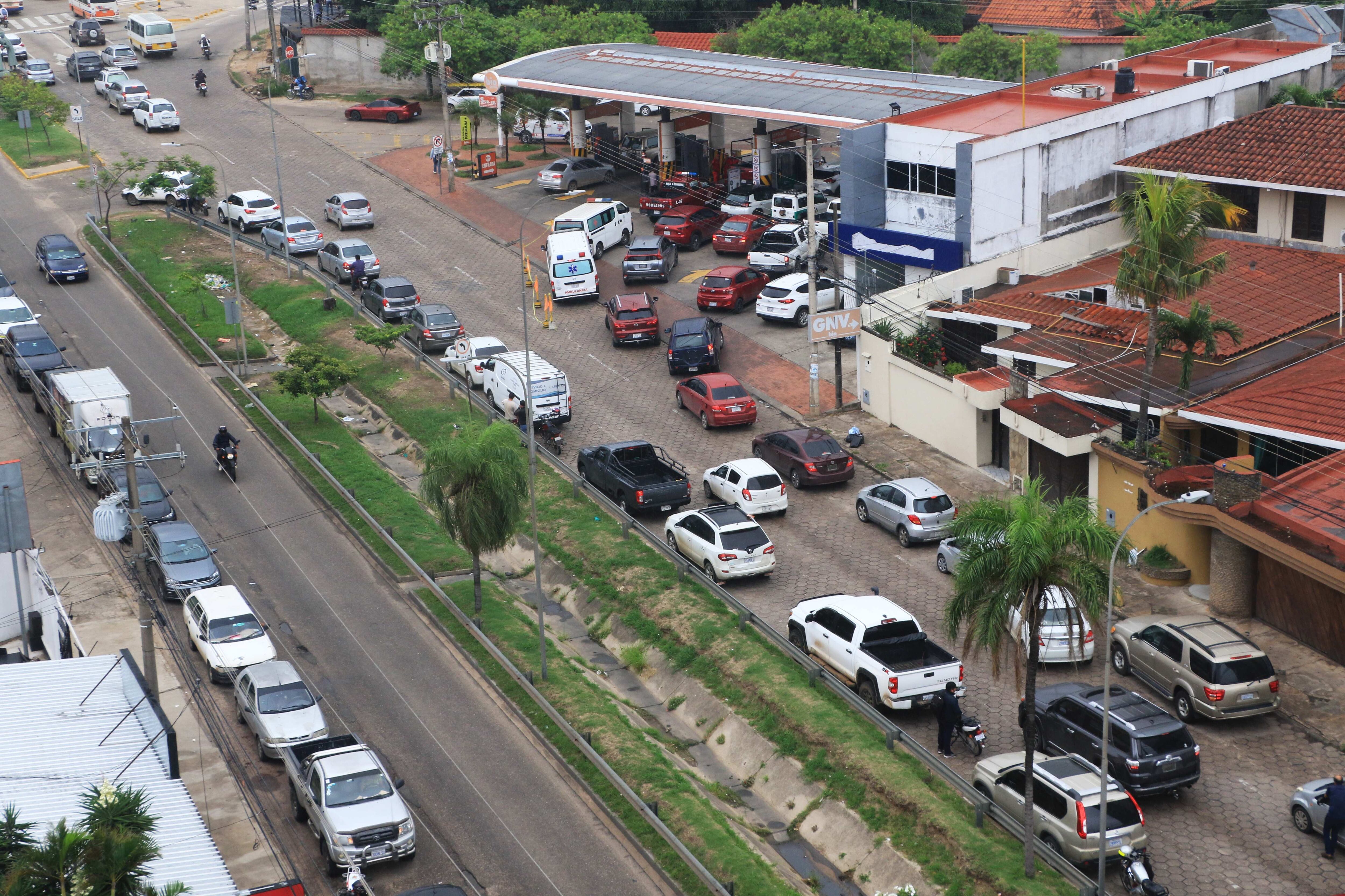 Vehículos esperan por combustible en una estación de servicio el pasado 11 de marzo en Santa Cruz (EFE/ Juan Carlos Torrejon)
