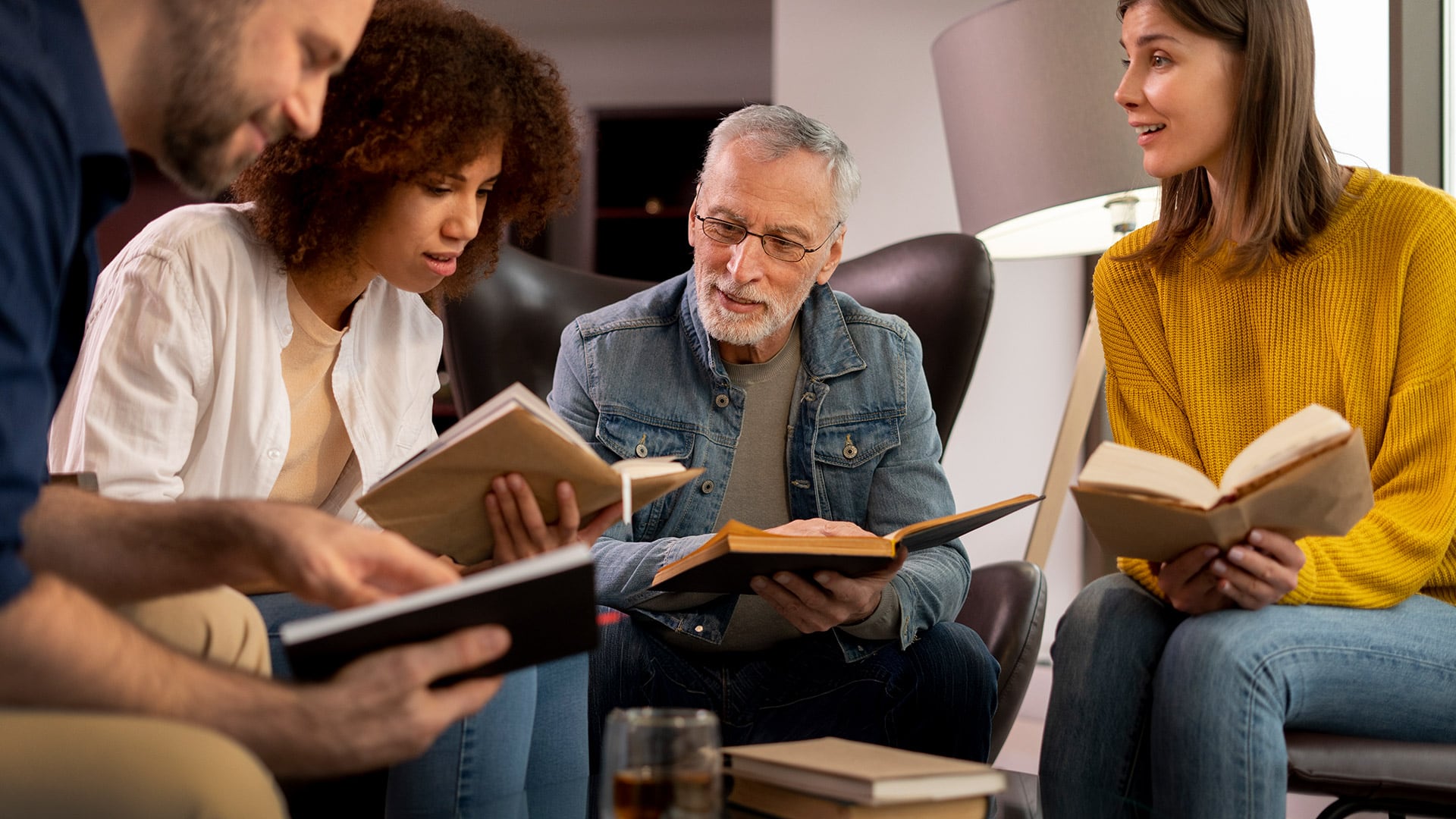 La Encuesta Nacional de Consumos Culturales reveló que casi la mitad de los libros leídos en la Argentina llega por la intermediación de otra persona. (Freepik)