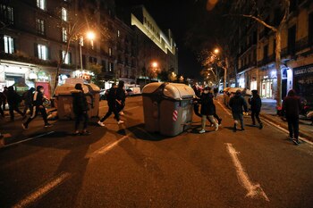 La gente mueve contenedores de