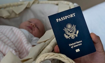 La administración de Donald Trump revocó más de 600 visas a extranjeros vinculados con el turismo de nacimiento (Foto: AP)