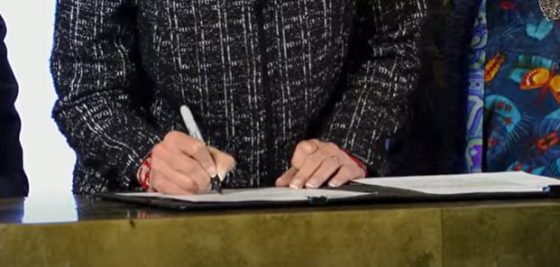 La prohibición de la reelección inmediata para legisladores y autoridades municipales refuerza el principio de no perpetuidad en el poder legislativo. (Conferencia matutina).