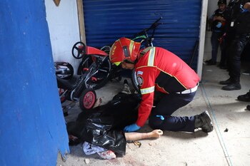 Los reportes sobre disparos, fuga por un barranco y hallazgo de armas blancas en el inmueble no han sido confirmados oficialmente por la PNC ni por el Ministerio Público.