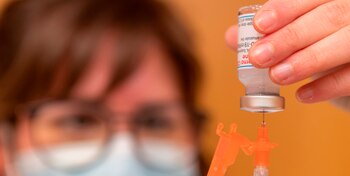 Moderna hace referencia a un ensayo clínico que aún está llevando a cabo, en el que apunta que se ha utilizado una dosis de 50 microgramos de la vacuna en individuos que ya fueron inmunizados. EFE/JAVIER BELVER/Archivo