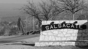 El pueblo se encuentra rodeado por las Sierras Grandes, las Cumbres de Gaspar y las sierras de Pocho (Municipalidad de Salsacate)