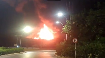 Las llamas consumieron una bodega