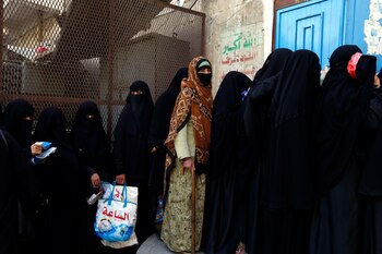 Cientos de yemeníes hacen cola
