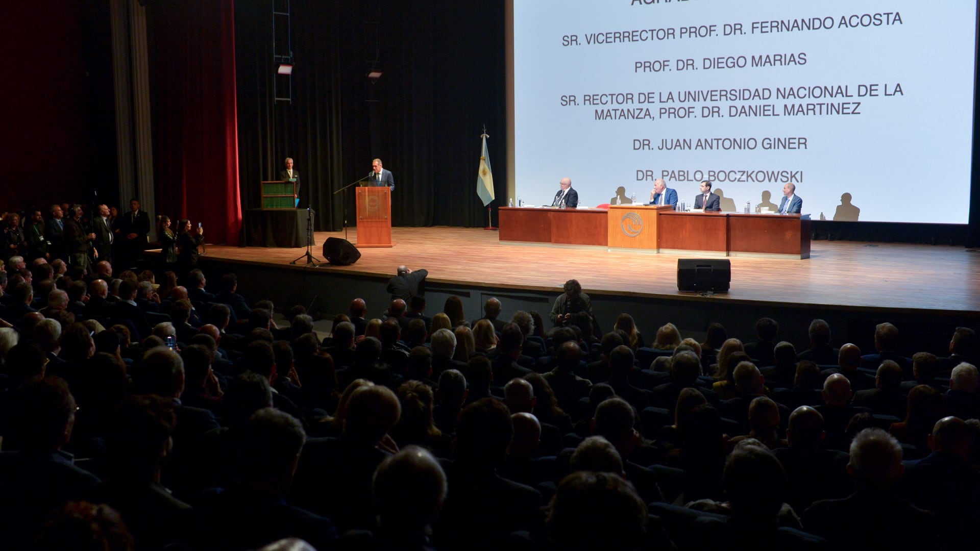 La ceremonia se realizó en el Teatro Unviersidad, de la Universidad Nacional de La Matanza