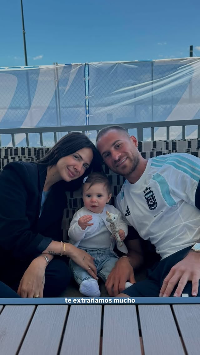 Alexis Mac Allister se reencuentra emotivamente con Ailén Cova y su hija Alaia antes del debut mundialista, compartiendo un tierno momento familiar.