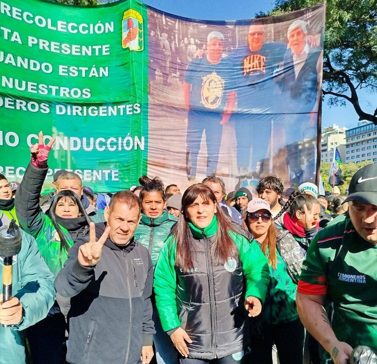 Karina Moyano y Oscar Borda (con los dedos en V), hombre de confianza de Pablo Moyano, en la marcha del Frente Sindical