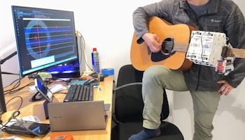 músico robótico - robot - música - guitarra acústica - tecnología - 13 de agosto