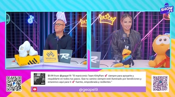 Mujer y hombre en un set de televisión con micrófonos. Sobre la mesa se ven zapatillas, tarjetas y muñecos. Un banner inferior contiene códigos QR y texto
