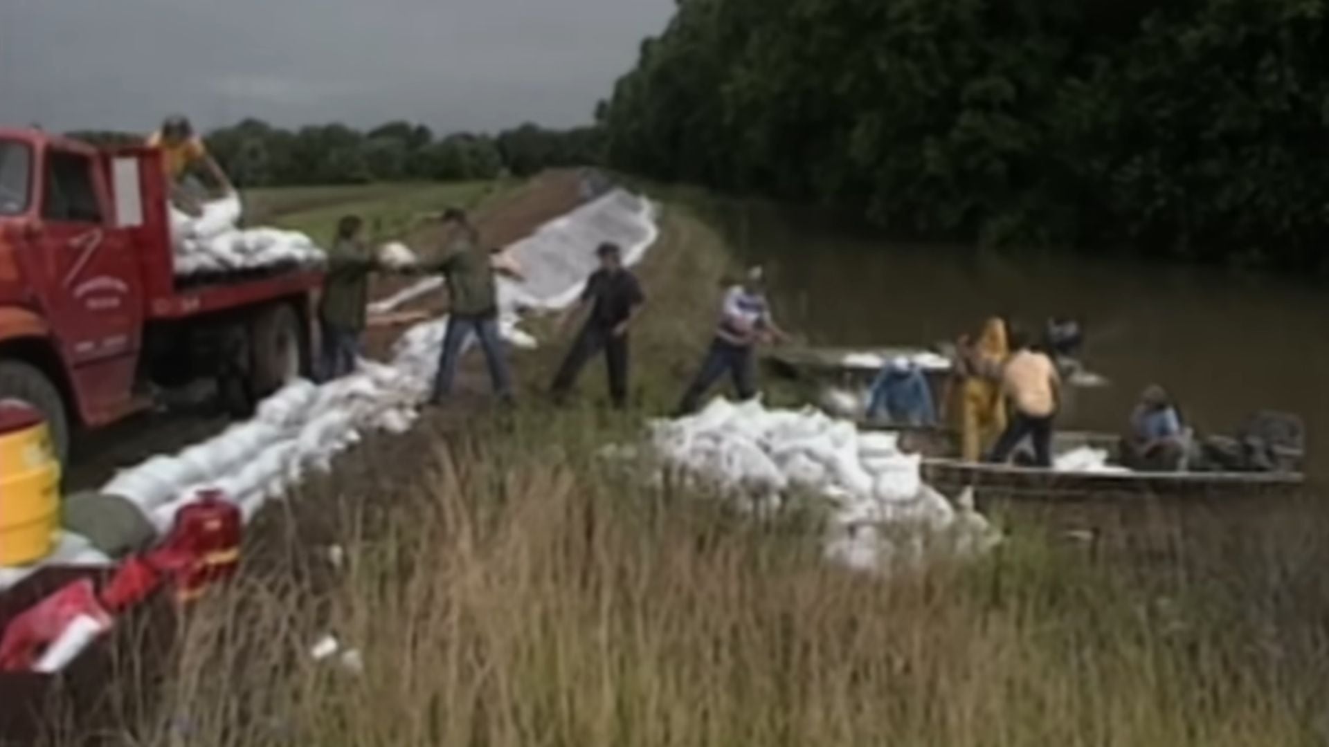 La población de Misuri utilizó bolsones de arena para que funcionen como dique (Captura de video)