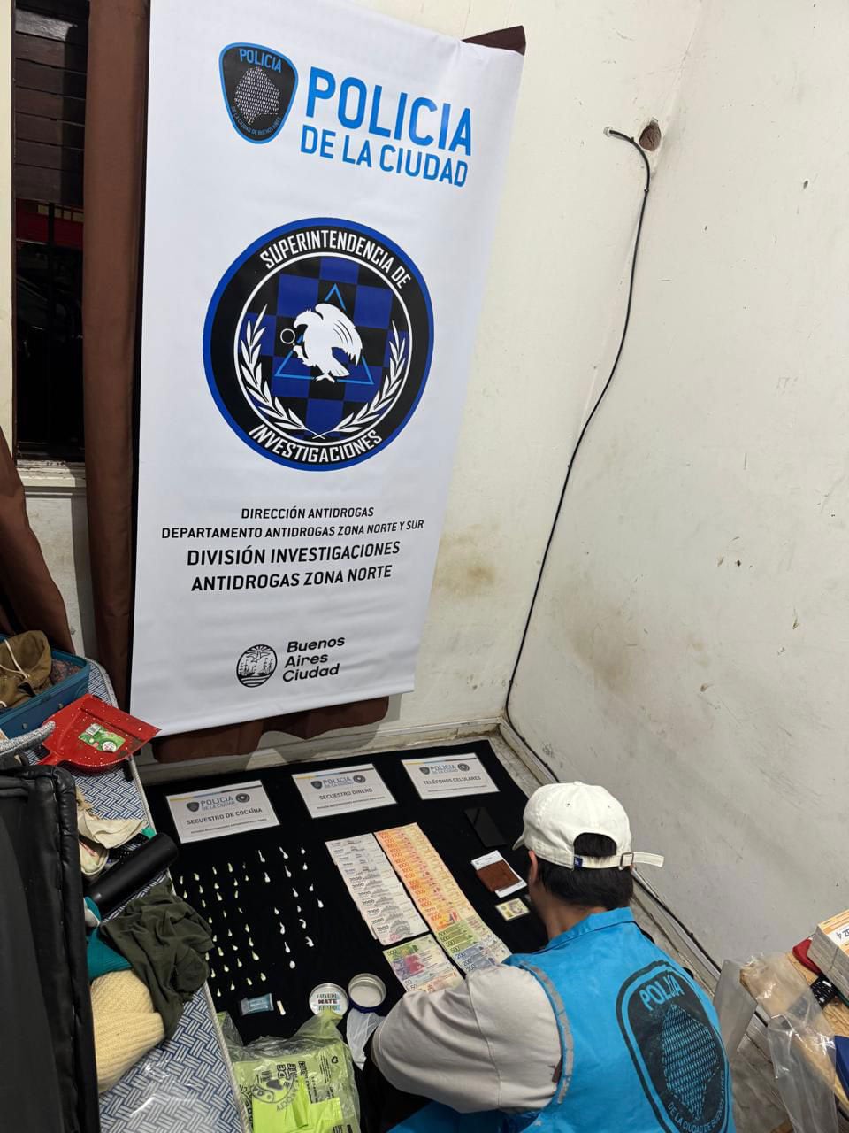 Dinero y droga, entre otras cosas secuestradas en el allanamiento al hotel de Constitución