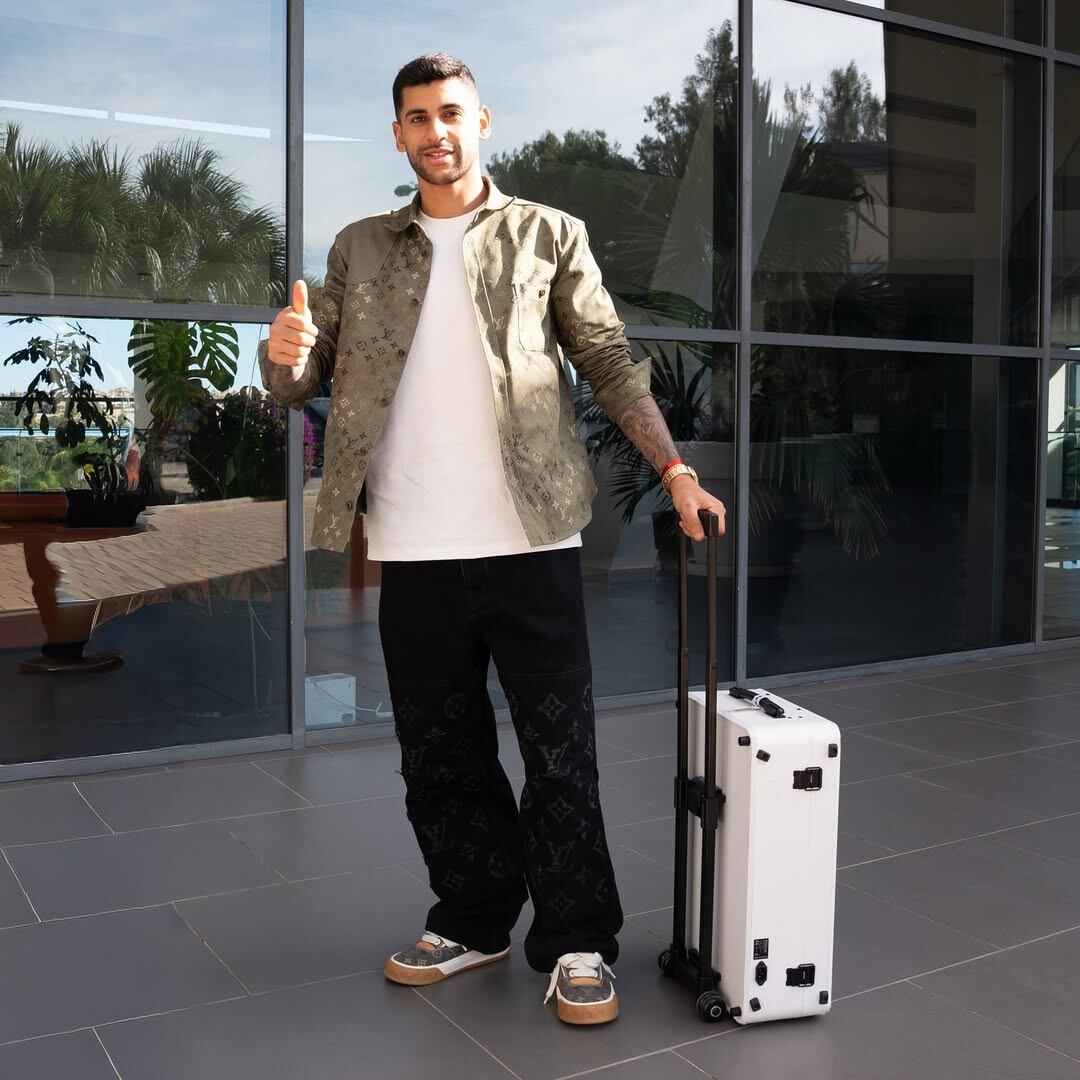 Camisa verde y pantalón negro con un diseño personalizado: el look del Cuti Romero