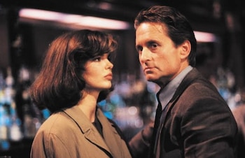 Michael Douglas reveló que mantuvo un romance secreto con Jeanne Tripplehorn durante el rodaje de "Bajos Instintos" (IMDb).