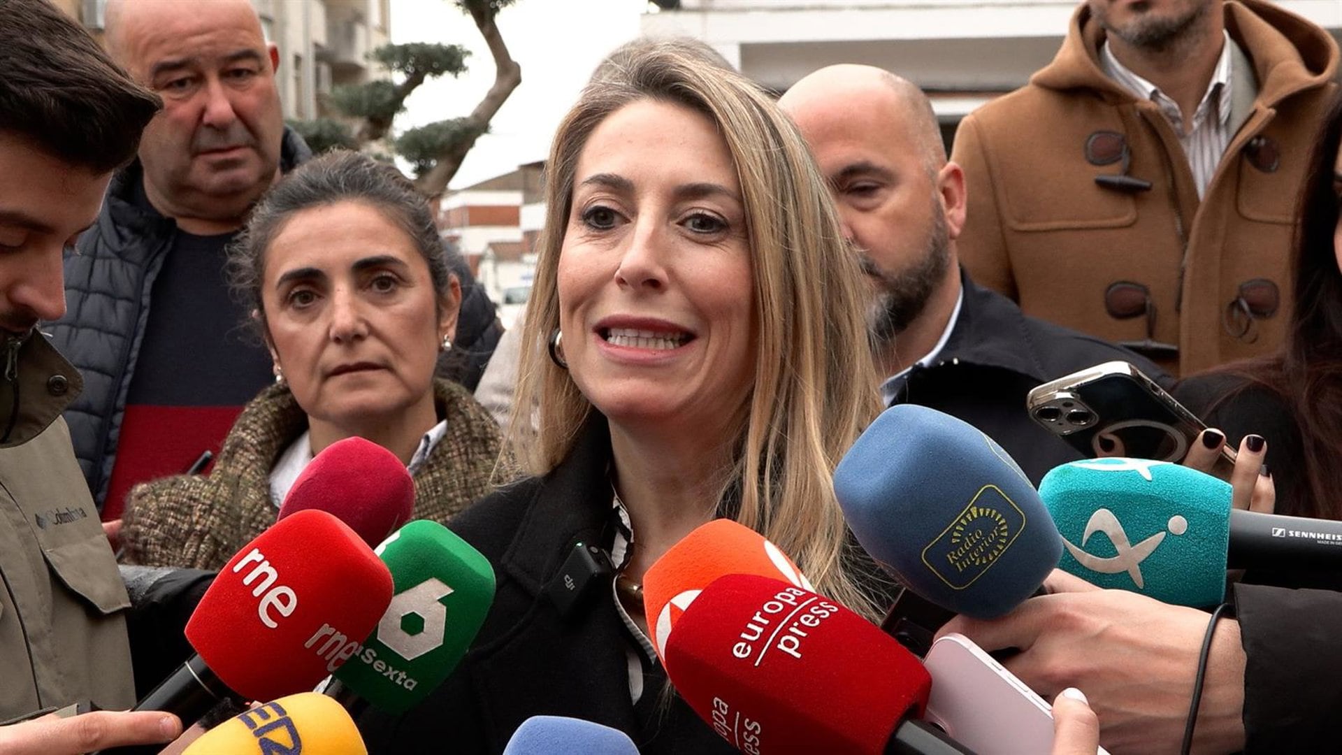 19/12/2025 La candidata del PP a la reelección como presidenta de la Junta, María Guardiola, en declaraciones a los medios en Talayuela (Cáceres)POLITICA EXTREMADURA ESPAÑA EUROPA CÁCERES